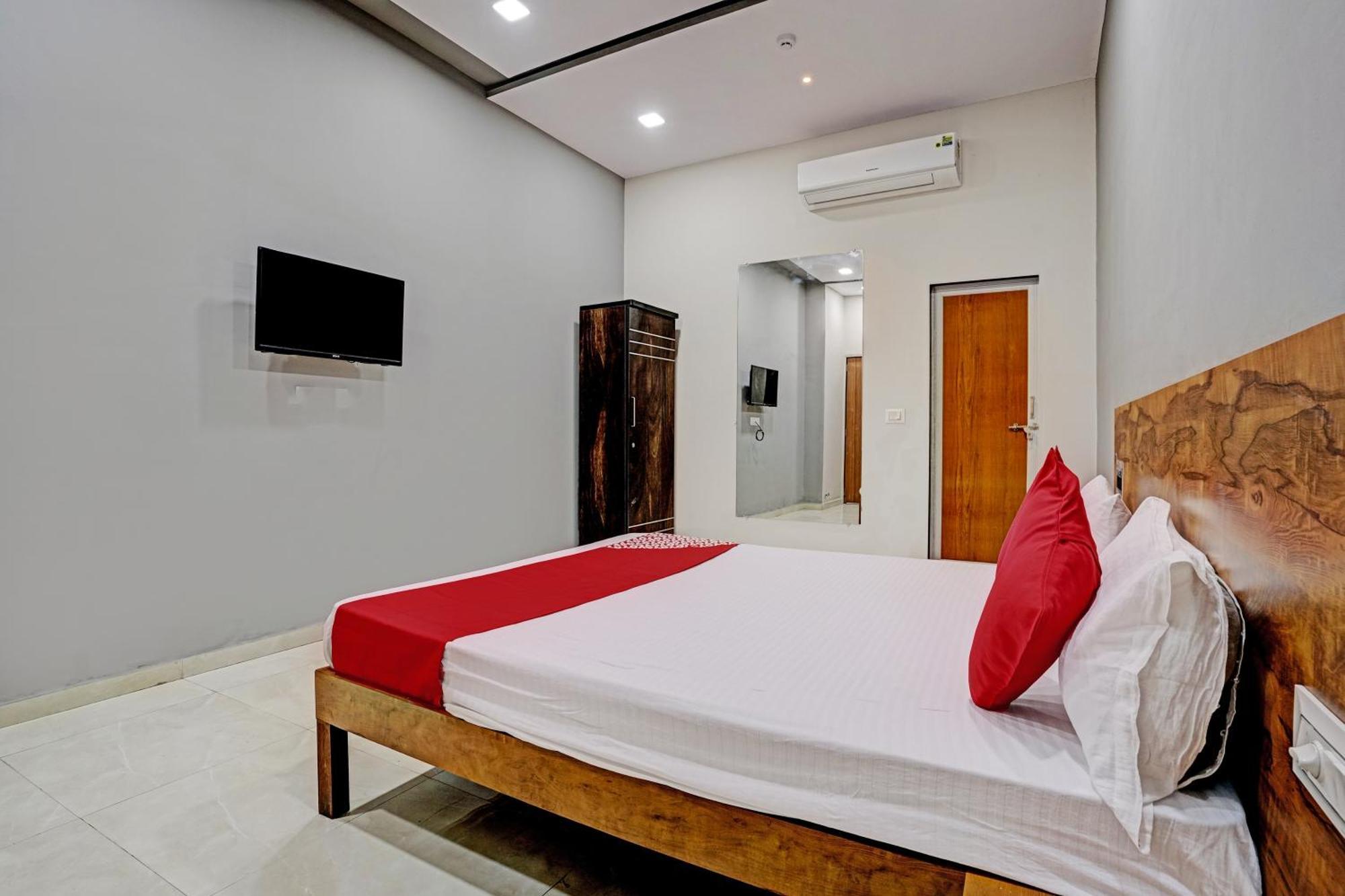Oyo Flagship Hotel 9 Surat Exterior photo