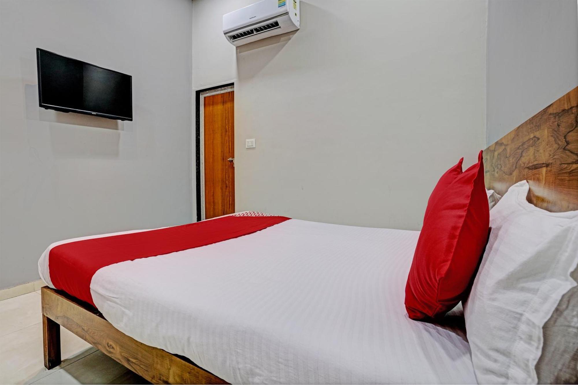 Oyo Flagship Hotel 9 Surat Exterior photo