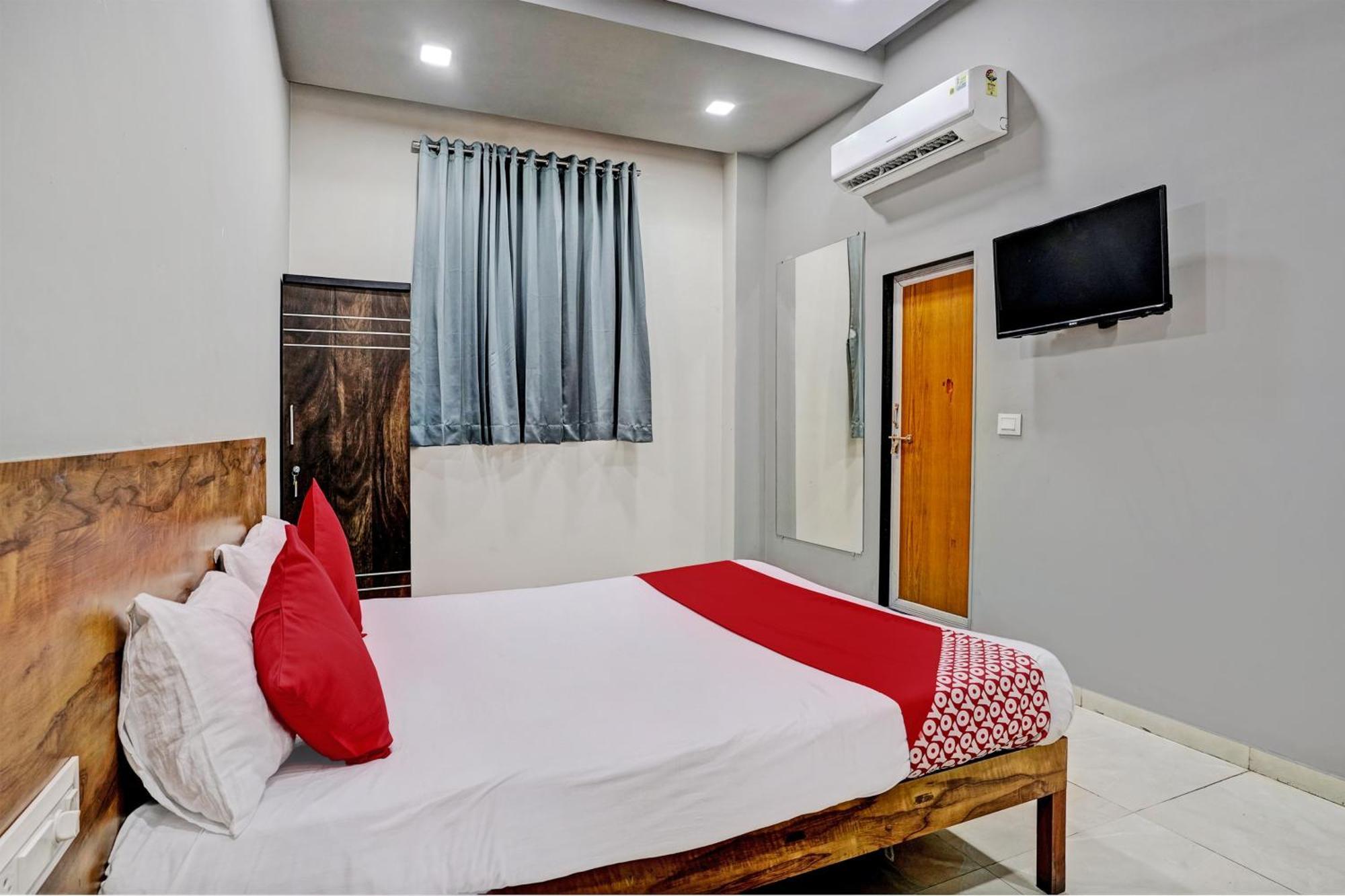 Oyo Flagship Hotel 9 Surat Exterior photo