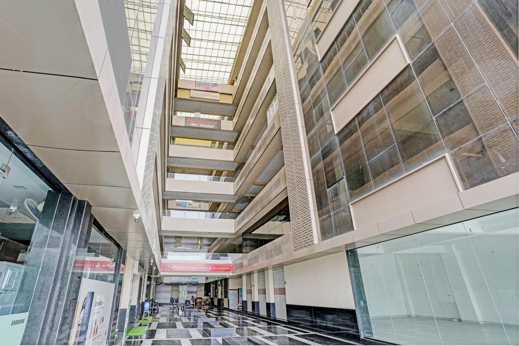 Oyo Flagship Hotel 9 Surat Exterior photo