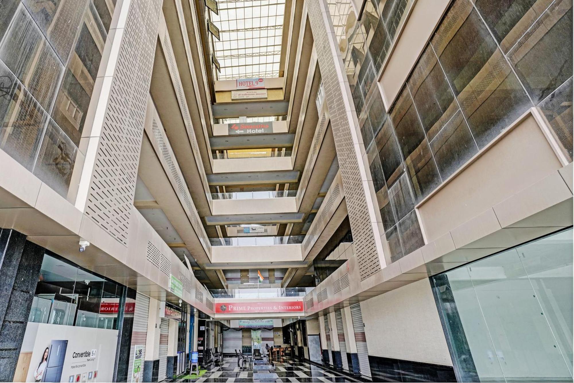 Oyo Flagship Hotel 9 Surat Exterior photo